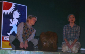Anne som Nils Karlsson Pyssling med Bertil och gigantisk kttbulle.