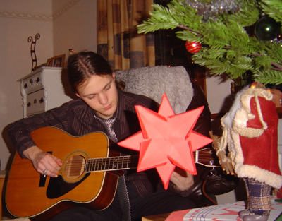 Emil spelar till julsngerna